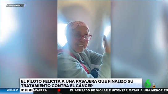 Un piloto de avión felicita por megafonía a una pasajera que ha finalizado su tratamiento contra el cáncer Un piloto de avión felicita por megafonía a una pasajera que ha finalizado su tratamiento contra el cáncer