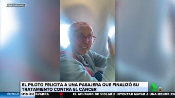 Un piloto de avión felicita por megafonía a una pasajera que ha finalizado su tratamiento contra el cáncer