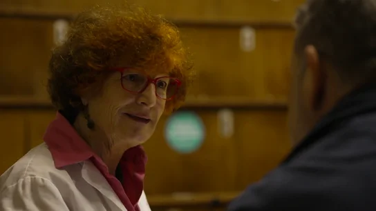 Alberto Chicote pone a prueba el menú del día: ¿es saludable comerlo todos los días? Para saberlo, el chef ha preguntado a una endocrina sobre uno de los platos 'estrella' de la cultura española. Y es que, además de los problemas para encontrar un menú saludable, son muchos los usuarios que no saben cómo conformar una comida baja en calorías y nutritiva. Según la experta, la mitad del plato debe estar compuesto por verduras y hortalizas, otra cuarta parte por legumbres o hidratos de carbono y el restante por proteínas. Así, advierte sobre algunos platos que parecen 'aperitivos' y pueden llegar a las 1.000 calorías, como tres croquetas y pocas patatas fritas. Puedes escuchar su explicación en el vídeo principal de esta noticia. Alberto Chicote pone a prueba el menú del día: ¿es saludable comerlo todos los días? Para saberlo, el chef ha preguntado a una endocrina sobre uno de los platos 'estrella' de la cultura española. Y es que, además de los problemas para encontrar un menú saludable, son muchos los usuarios que no saben cómo conformar una comida baja en calorías y nutritiva. Según la experta, la mitad del plato debe estar compuesto por verduras y hortalizas, otra cuarta parte por legumbres o hidratos de carbon...