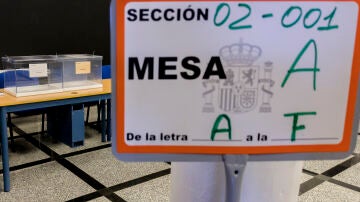 Un colegio electoral en Hinojos (Huelva), durante los preparativos de las elecciones generales. 