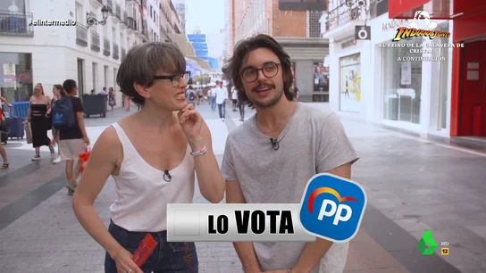 Un joven, a Thais Villas cuando le pide que encuentre a un votante del PP: "Si lleva la camisa por dentro del pantalón, me vale" Un joven, a Thais Villas cuando le pide que encuentre a un votante del PP: "Si lleva la camisa por dentro del pantalón, me vale"