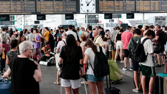 Un gran número de personas aguarda al restablecimiento del tráfico ferroviario en la estación Joaquín Sorolla. Un gran número de personas aguarda al restablecimiento del tráfico ferroviario en la estación Joaquín Sorolla.