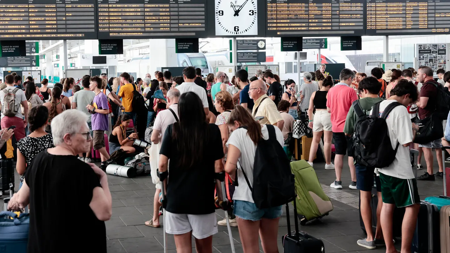 Un gran número de personas aguarda al restablecimiento del tráfico ferroviario en la estación Joaquín Sorolla. Un gran número de personas aguarda al restablecimiento del tráfico ferroviario en la estación Joaquín Sorolla.
