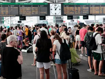 Un gran número de personas aguarda al restablecimiento del tráfico ferroviario en la estación Joaquín Sorolla.