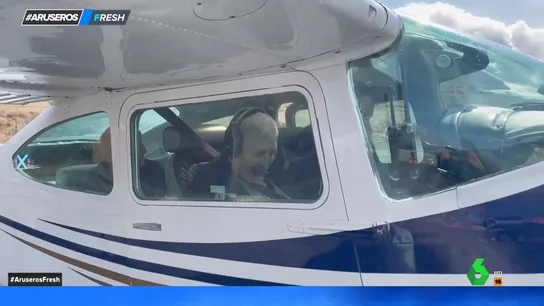 Una anciana de 93 años cumple su sueño de volver a pilotar un avión Una anciana de 93 años cumple su sueño de volver a pilotar un avión