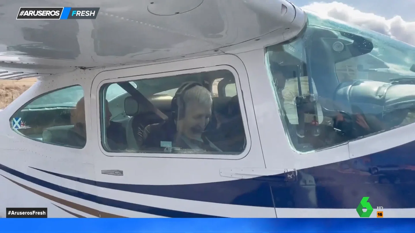 Una anciana de 93 años cumple su sueño de volver a pilotar un avión Una anciana de 93 años cumple su sueño de volver a pilotar un avión
