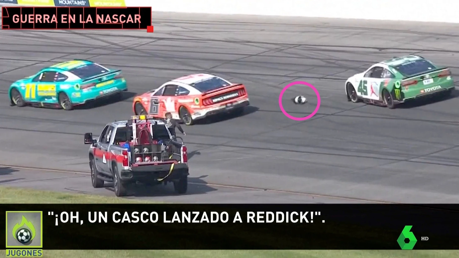 Lanzan un casco en plena carrera de la Nascar