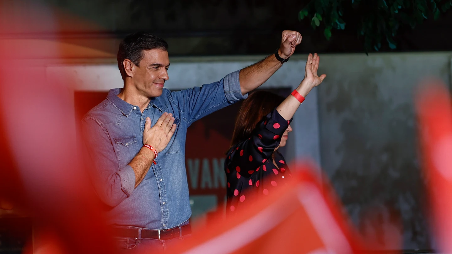 Pedro Sánchez, presidente del Gobierno y líder del PSOE, saluda desde la sede del PSOE tras el resultado electoral del 23J Pedro Sánchez, presidente del Gobierno y líder del PSOE, saluda desde la sede del PSOE tras el resultado electoral del 23J