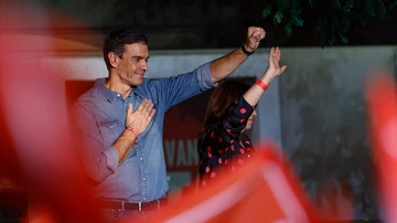 Pedro Sánchez, presidente del Gobierno y líder del PSOE, saluda desde la sede del PSOE tras el resultado electoral del 23J