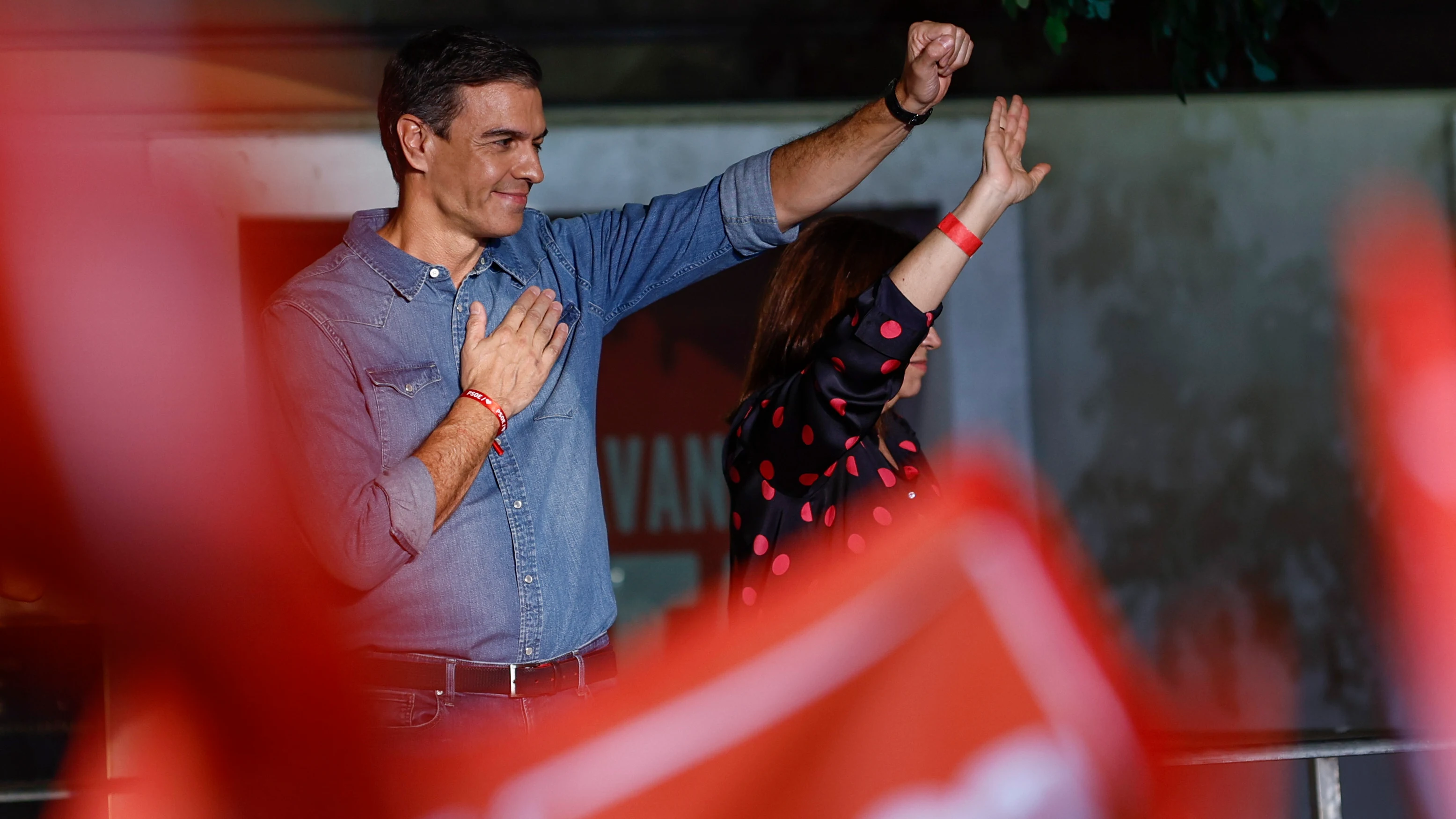 Pedro Sánchez, presidente del Gobierno y líder del PSOE, saluda desde la sede del PSOE tras el resultado electoral del 23J Pedro Sánchez, presidente del Gobierno y líder del PSOE, saluda desde la sede del PSOE tras el resultado electoral del 23J