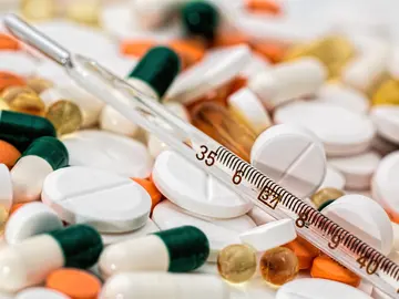 Medicamentos y termómetro Medicamentos y termómetro