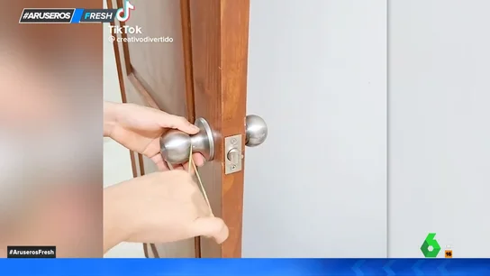 El truco de unos padres para evitar que sus hijos se queden encerrados: solo usan una goma El truco de unos padres para evitar que sus hijos se queden encerrados: solo usan una goma