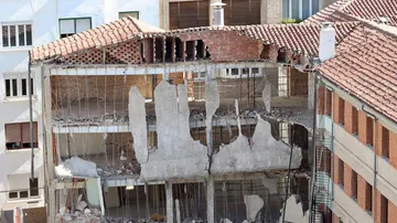 Imagen del patio del céntrico colegio Adoratrices de Logroño tras el derrumbe