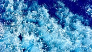 Imagen aérea de las olas marinas (archivo)