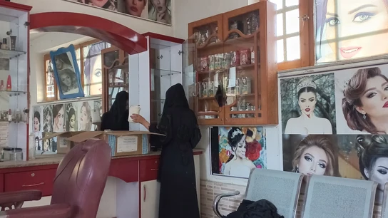 Una trabajadora de un salón de belleza en la localidad afgana de Mazar-e-Sharif. Una trabajadora de un salón de belleza en la localidad afgana de Mazar-e-Sharif.