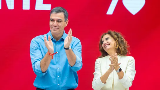 El presidente del Gobierno en funciones, Pedro Sánchez (i), junto a la ministra de Hacienda, María Jesús Montero Cuadrado. El presidente del Gobierno en funciones, Pedro Sánchez (i), junto a la ministra de Hacienda, María Jesús Montero Cuadrado.