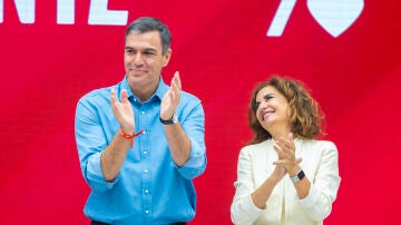  El presidente del Gobierno en funciones, Pedro Sánchez (i), junto a la ministra de Hacienda, María Jesús Montero Cuadrado.