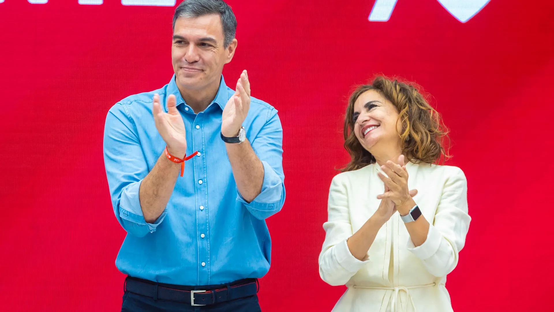  El presidente del Gobierno en funciones, Pedro Sánchez (i), junto a la ministra de Hacienda, María Jesús Montero Cuadrado.