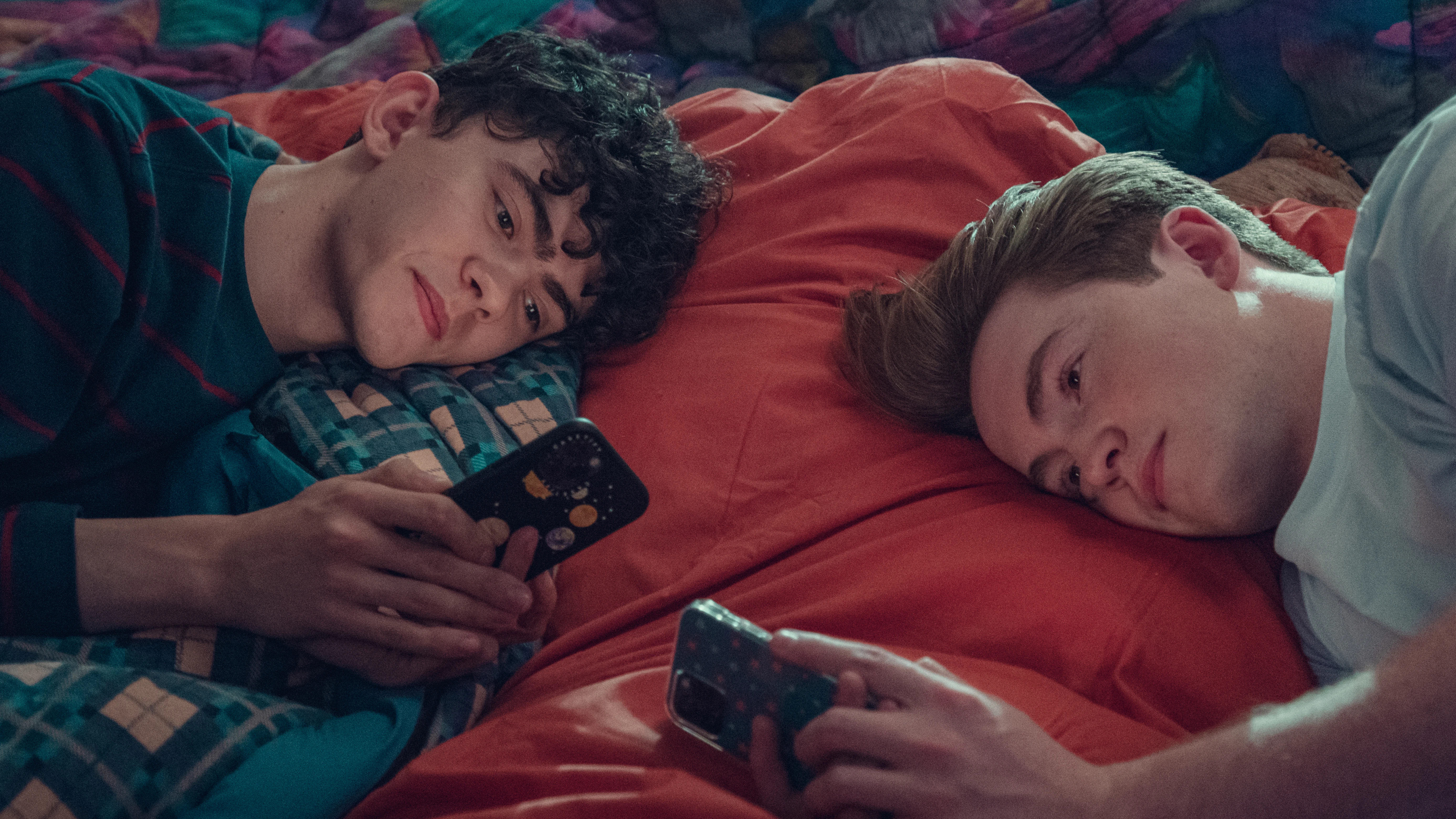 Charlie (Joe Locke) y Nick (Kit Connor), en una escena de la segunda temporada de 'Heartstopper'.