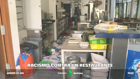 Un hostelero denuncia ataques xenófobos a su local por contratar a jóvenes migrantes: "Es bullyng y es racismo" Un hostelero denuncia ataques xenófobos a su local por contratar a jóvenes migrantes: "Es bullyng y es racismo"