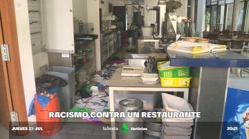 Un hostelero denuncia ataques xenófobos a su local por contratar a jóvenes migrantes: "Es bullyng y es racismo"