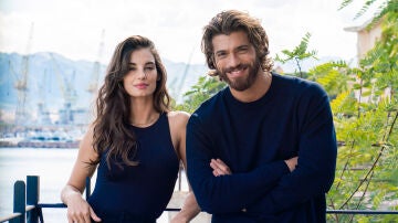 La actriz Francesca Chillemi y Can Yaman, los atractivos protagonistas de 'Violeta como el mar'.