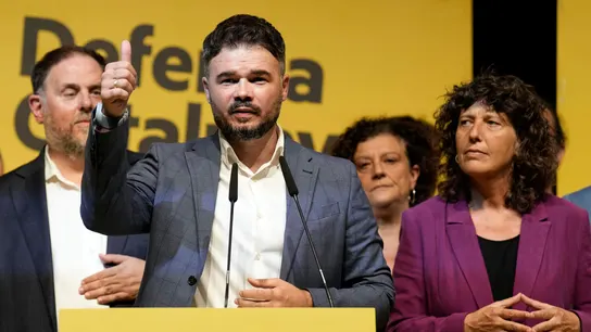 El cabeza de lista de ERC, Gabriel Rufián, junto al presidente del partido, Oriol Junqueras, y la número dos de la candidatura, Teresa Jordà  El cabeza de lista de ERC, Gabriel Rufián, junto al presidente del partido, Oriol Junqueras, y la número dos de la candidatura, Teresa Jordà