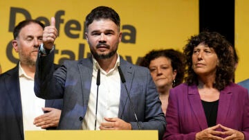 El cabeza de lista de ERC, Gabriel Rufián, junto al presidente del partido, Oriol Junqueras, y la número dos de la candidatura, Teresa Jordà 