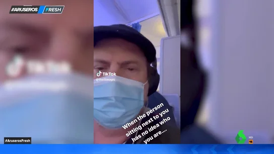 Un actor de The Office graba al chico sentado a su lado en un avión mientras ve un capítulo de la serie... y él no le reconoce Un actor de The Office graba al chico sentado a su lado en un avión mientras ve un capítulo de la serie... y él no le reconoce