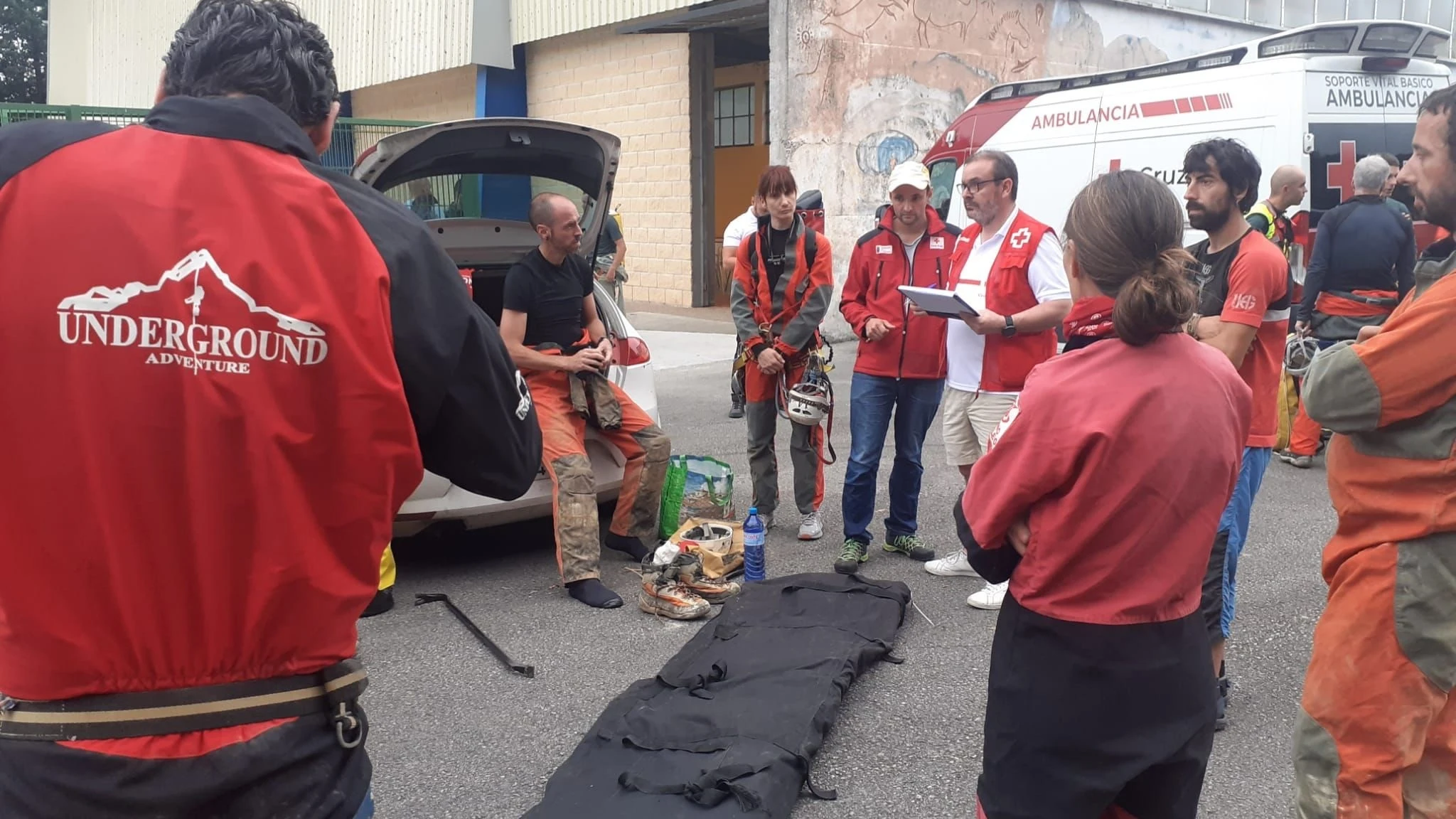 Miembros del dispositivo de rescate del espeleólogo francés fallecido en una cueva de Soba .