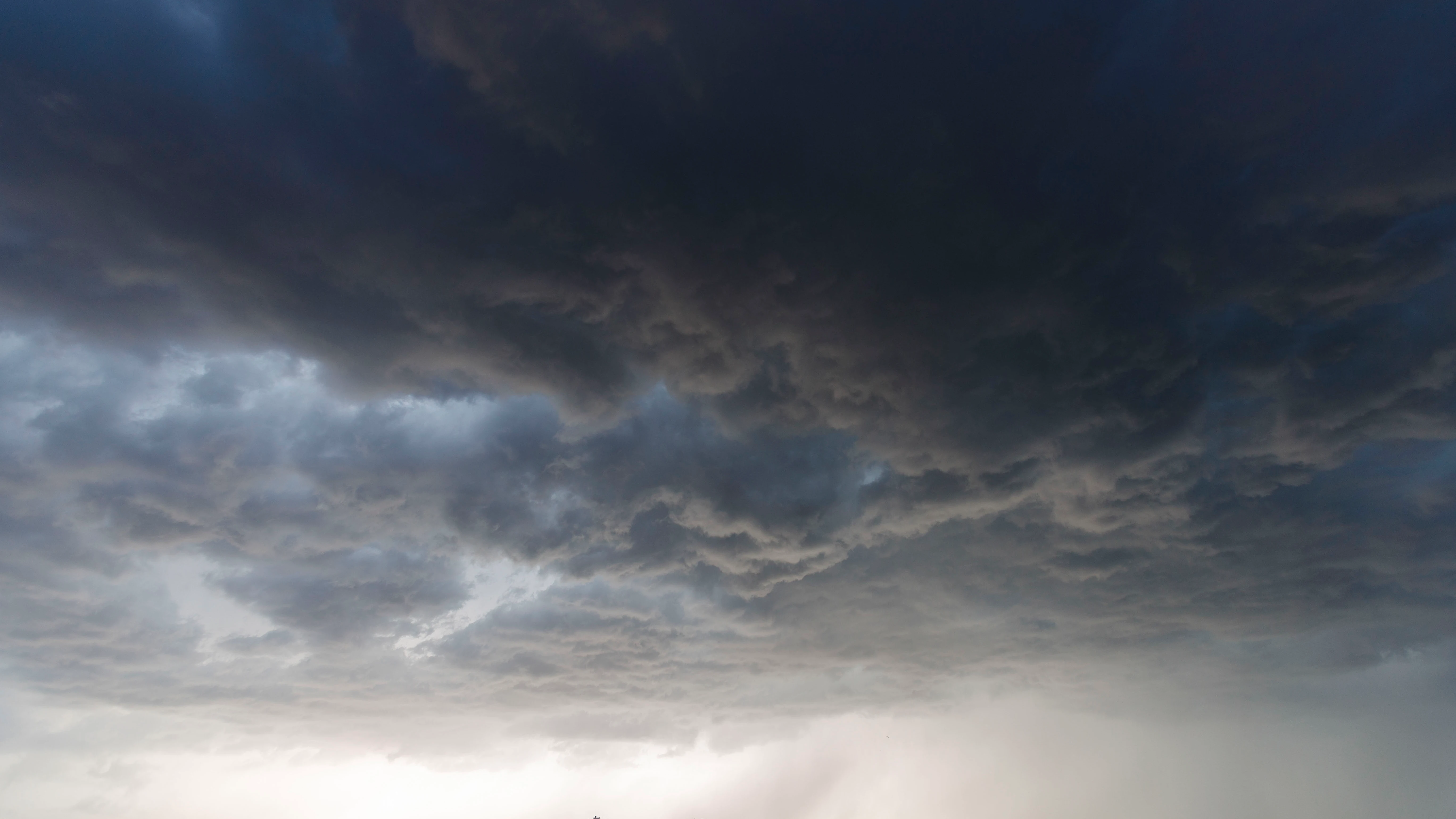 Rachas de viento intensas y fuertes tormentas en el paso de la DANA hacia el nordeste 