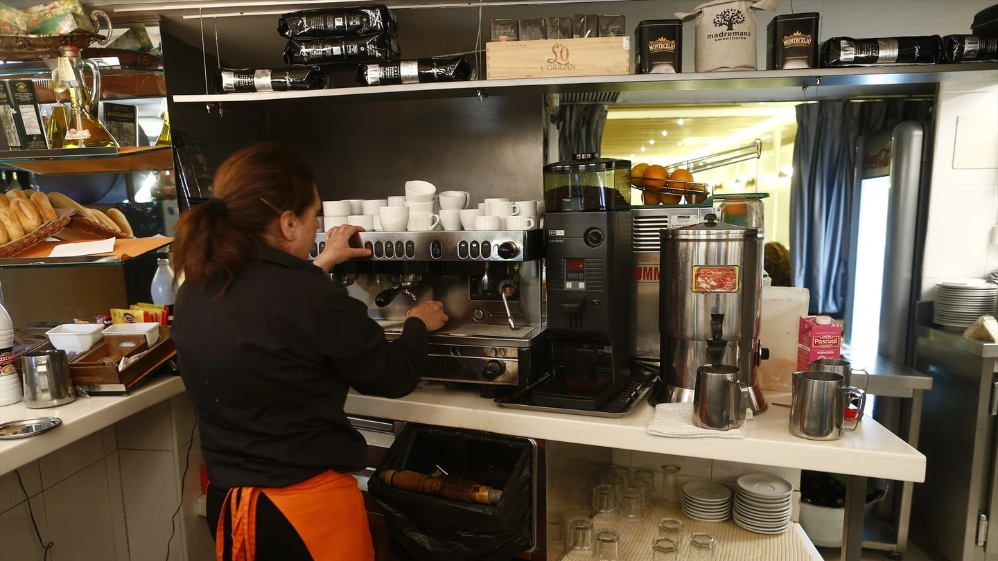 Mujer trabajando en una cafetería Mujer trabajando en una cafetería
