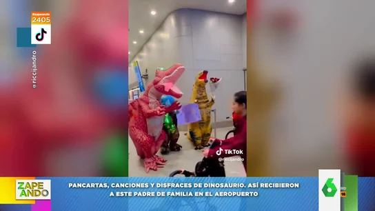 Disfrazados de dinosaurio y cantando a pleno pulmón: así dieron la bienvenida a este padre en el aeropuerto Disfrazados de dinosaurio y cantando a pleno pulmón: así dieron la bienvenida a este padre en el aeropuerto