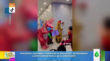 Disfrazados de dinosaurio y cantando a pleno pulmón: así dieron la bienvenida a este padre en el aeropuerto 