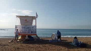 Los socorristas de las playas de Barcelona, en huelga desde este viernes.