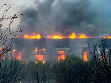 Una fábrica de plásticos en el incendio en Seklo (Grecia). Una fábrica de plásticos en el incendio en Seklo (Grecia).