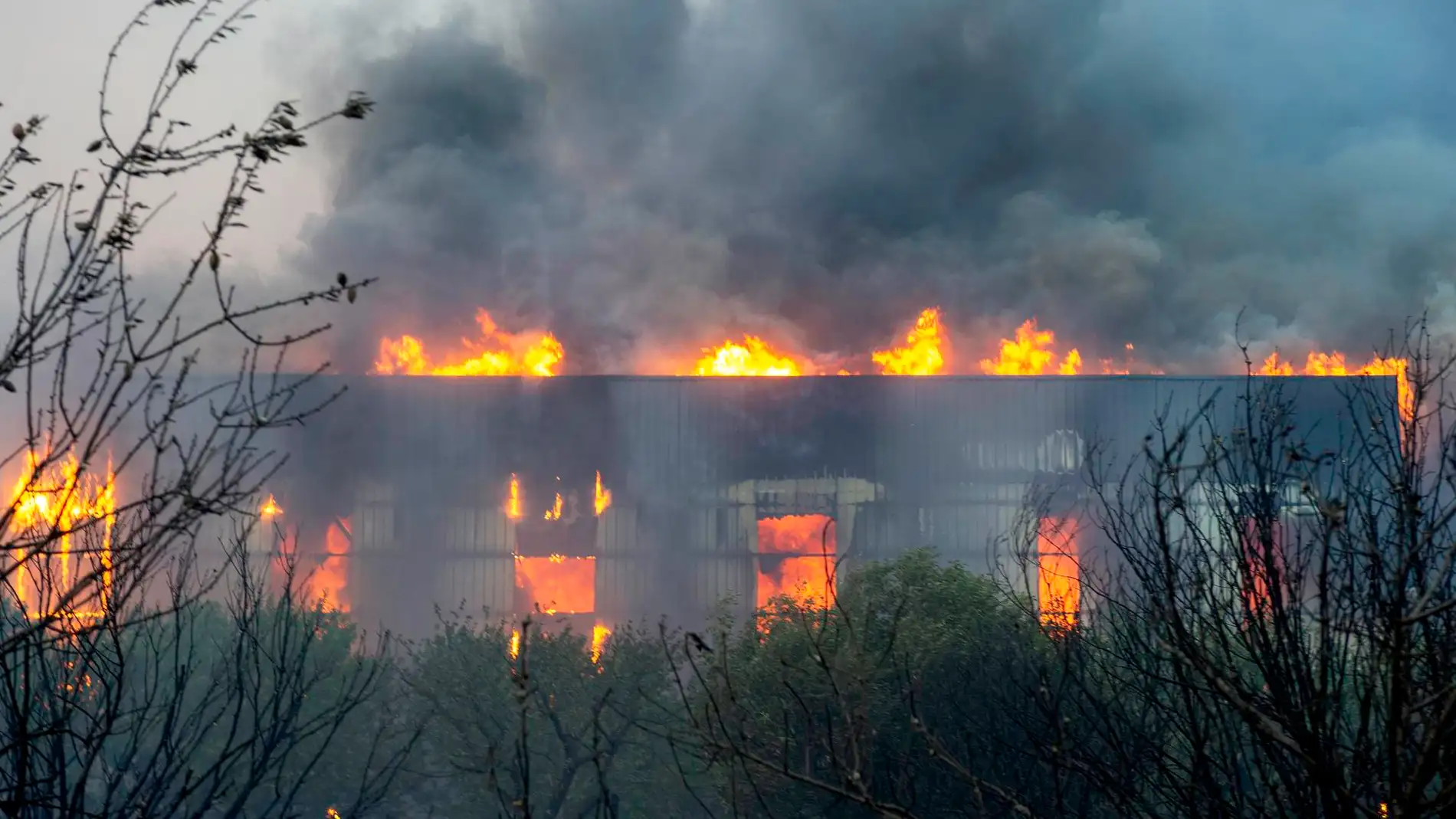 Una fábrica de plásticos en el incendio en Seklo (Grecia).
