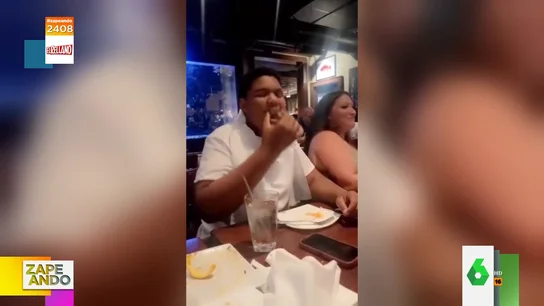 La reacción viral de un joven que prueba las ostras por primera vez: así acaba escupiéndosela al de enfrente La reacción viral de un joven que prueba las ostras por primera vez: así acaba escupiéndosela al de enfrente