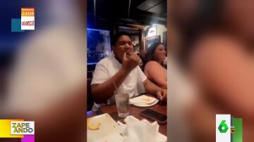 La reacción viral de un joven que prueba las ostras por primera vez: así acaba escupiéndosela al de enfrente