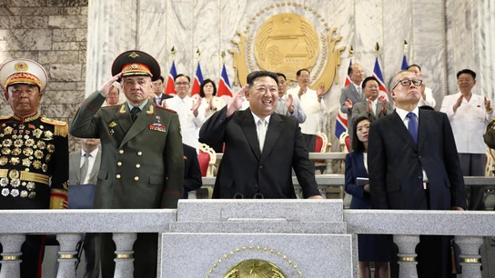 El líder de Corea del Norte, Kim Jong-un (centro), sonríe junto al ministro de Defensa ruso, Serguéi Shoigú (izq), y el miembro del politburó del Partido Comunista Chino Li Hongzhong (dcha), durante el desfile militar del 70 aniversario del fin de la Guerra de Corea, en Pionyang, Corea del Norte. El líder de Corea del Norte, Kim Jong-un (centro), sonríe junto al ministro de Defensa ruso, Serguéi Shoigú (izq), y el miembro del politburó del Partido Comunista Chino Li Hongzhong (dcha), durante el desfile militar del 70 aniversario del fin de la Guerra de Corea, en Pionyang, Corea del Norte.