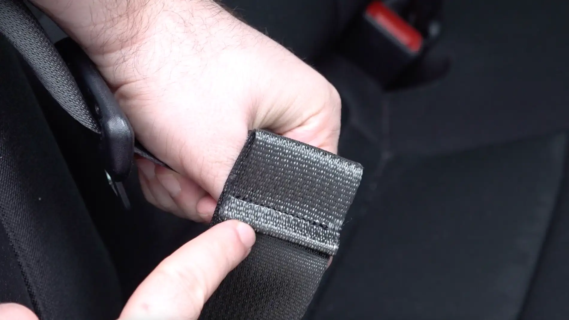 Para qué sirve este elemento que tiene cinturón de seguridad de tu coche,  excepto el del conductor?