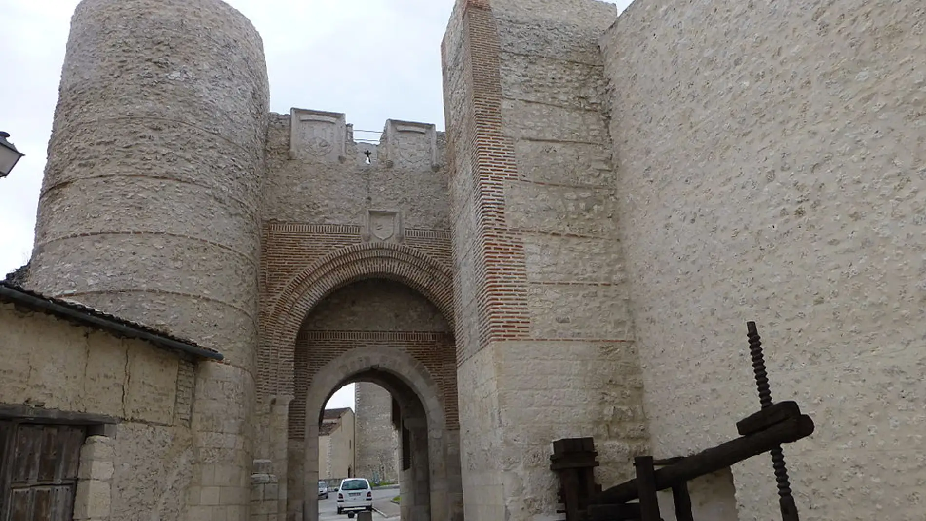 Puerta de San Basilio de Cuéllar ¿sabías que llegó a ser conocida como Puerta del Robledo?