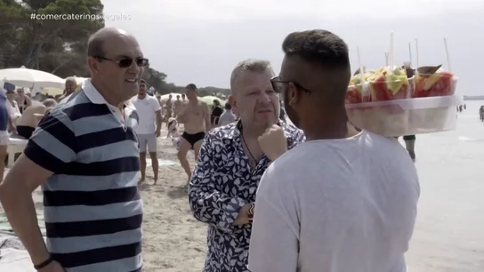 Tenso rifirrafe entre el dueño de un chiringuito y un vendedor ambulante frente a Chicote: "Hay que buscarse la vida" Tenso rifirrafe entre el dueño de un chiringuito y un vendedor ambulante frente a Chicote: "Hay que buscarse la vida"