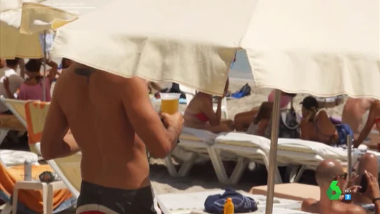 La transformación del chiringuito en 'beach club' ibicenco: de la hamaca y el lomo con pimientos al carpaccio, champán en barco, camas balinesas... La transformación del chiringuito en 'beach club' ibicenco: de la hamaca y el lomo con pimientos al carpaccio, champán en barco, camas balinesas...