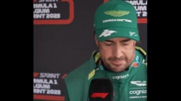 Fernando Alonso, ante el micrófono de la F1