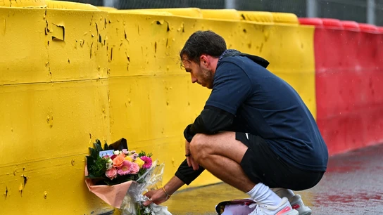 Gasly, ante las flores en memoria de Hubert Gasly, ante las flores en memoria de Hubert