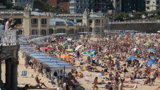 Turistas en la playa de la Concha de San Sebastián Turistas en la playa de la Concha de San Sebastián