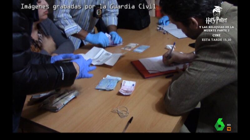 Fajos de billetes en las casas y drogas por los desagües: así cayó la multitudinaria red blanqueo en el barrio marginal de Plasencia Fajos de billetes en las casas y drogas por los desagües: así cayó la multitudinaria red blanqueo en el barrio marginal de Plasencia