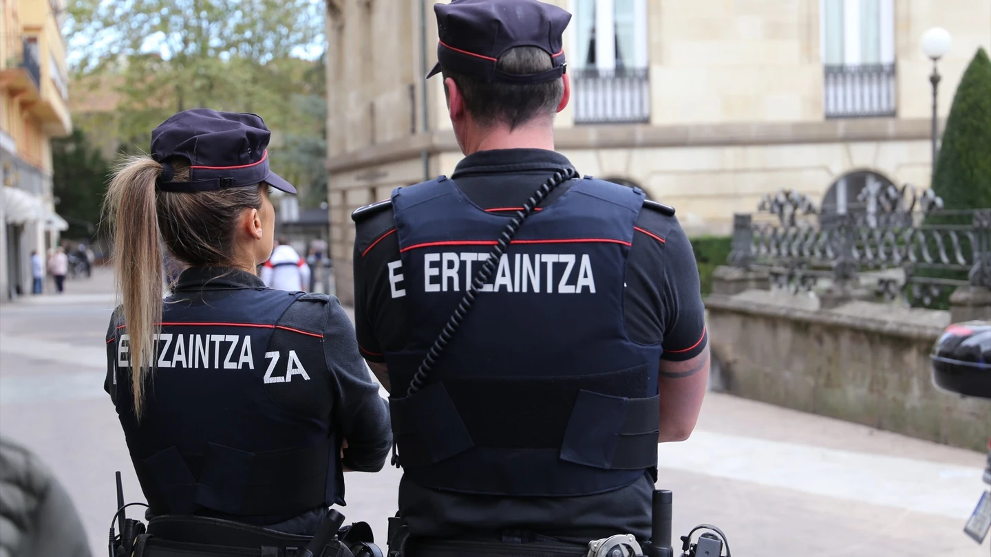 Imagen de archivo de dos agentes de la Ertzaintza Imagen de archivo de dos agentes de la Ertzaintza