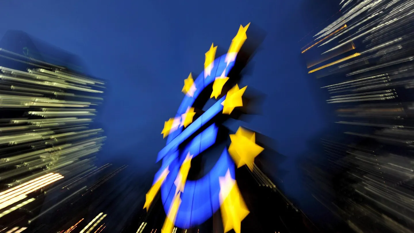 Vista de la escultura del signo del Euro ubicado en frente del Banco Central Europeo. Vista de la escultura del signo del Euro ubicado en frente del Banco Central Europeo.